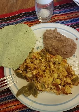 Una foto de Huevo revuelto con calbacitas, frijoles tortilla. Nopal