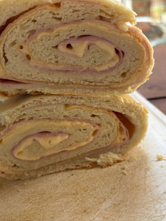 Una foto de Pan casero relleno de jamón y queso💞☺️