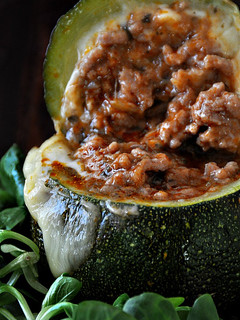 Una foto de Calabacines rellenos de carne y queso hojaldrado