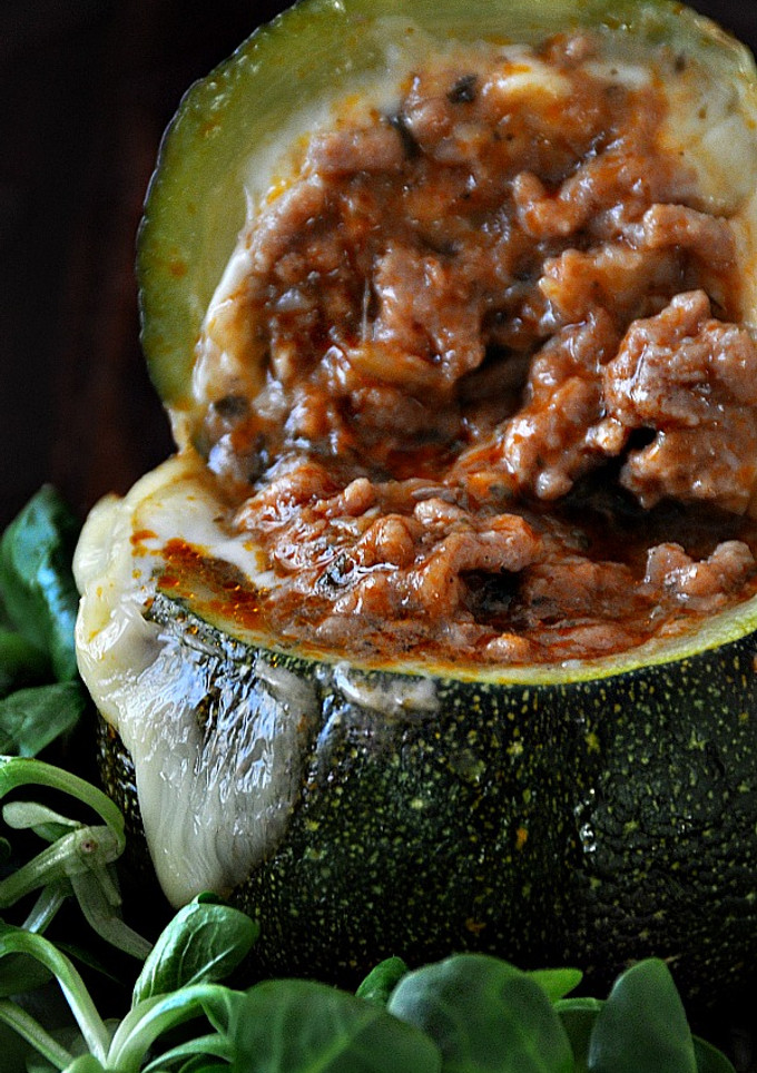 Una foto de Calabacines rellenos de carne y queso hojaldrado