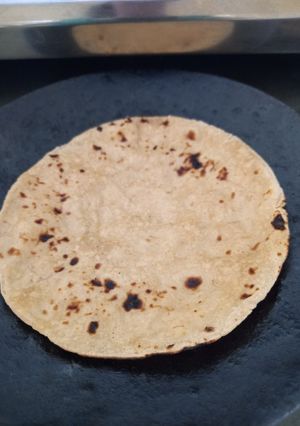 ફૂલકા રોટી (Fulka Roti Recipe In Gujarati) રેસીપી મુખ્ય ફોટો