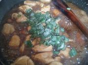 Una foto de pollo teriyaki con salsa de ostra