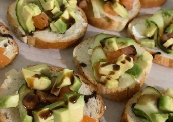 Канапе з лососем та авокадо