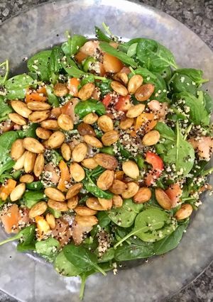 صورة لوصفة سلطة الكينوا بالسبانخ واللوز🥗