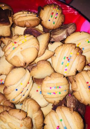 A picture of Chocolate and milk cookies.