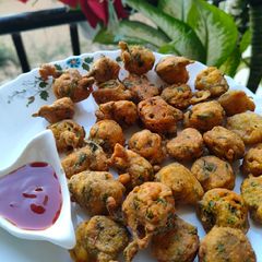 A picture of Methi pakoda.