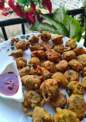 A picture of Methi pakoda.
