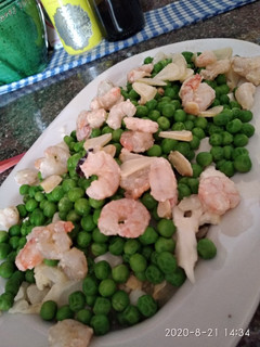 Una foto de Guisantes y coliflor con refrito de gambas