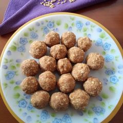 A picture of Wheat mix ladoo.