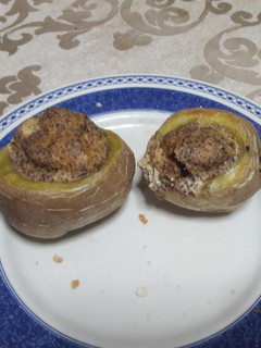 Una foto de Patatas asadas rellenas de "huevo" veganas 🥔
