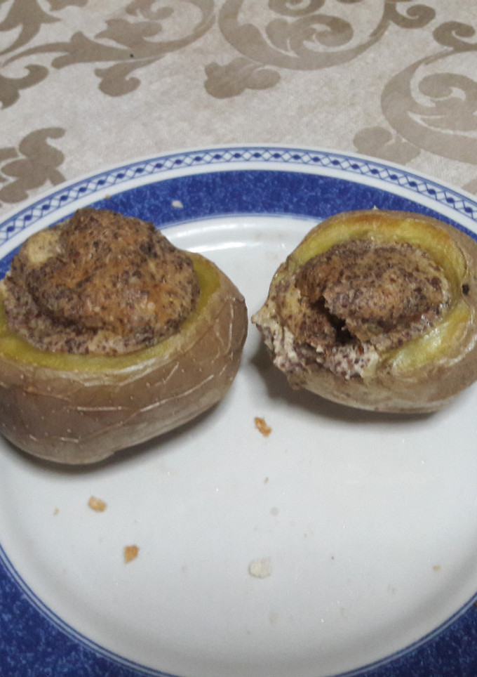 Una foto de Patatas asadas rellenas de "huevo" veganas 🥔