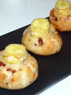 Una foto de Pan de jamón con camembert