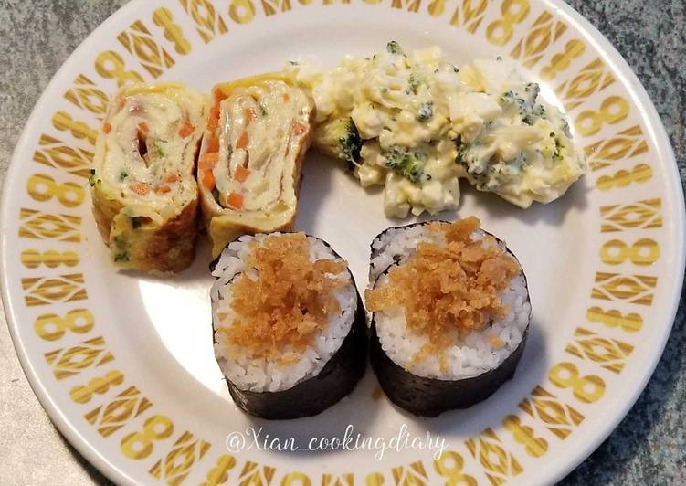Crispy Roll With Tamagoyaki and Salad