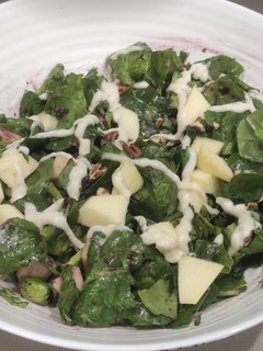 Una foto de Ensalada de salsa yogurt con nueces