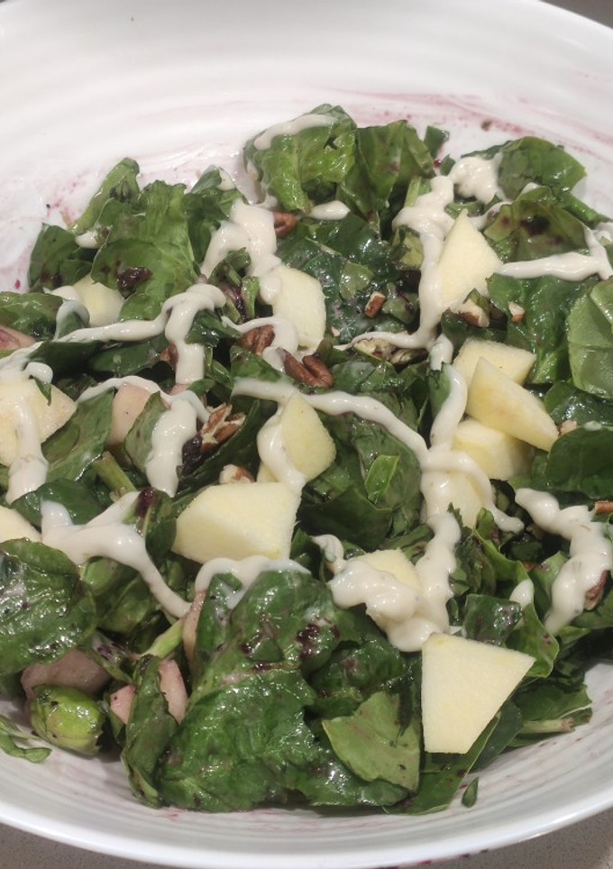 Una foto de Ensalada de salsa yogurt con nueces
