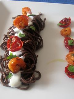Foto di Tagliolini al cacao con gamberi stracchino e pomodorini