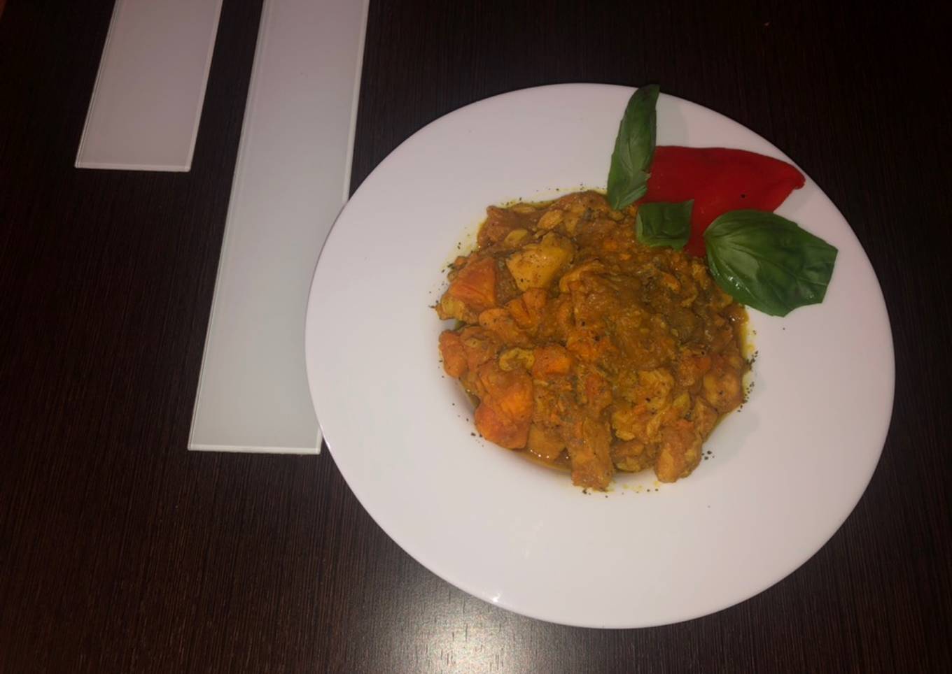 Pechuga con batata y manzana al curry