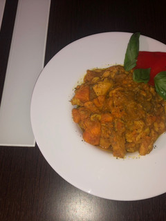 Una foto de Pechuga con batata y manzana al curry