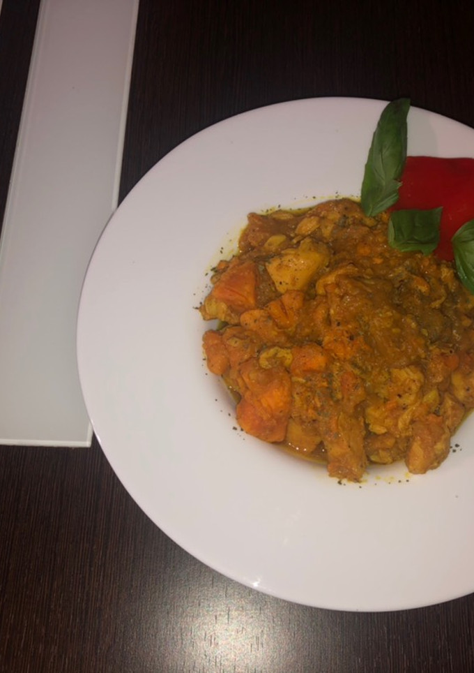 Una foto de Pechuga con batata y manzana al curry