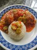 Albóndigas con habas y arroz