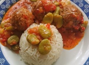 Una foto de Albóndigas con habas y arroz