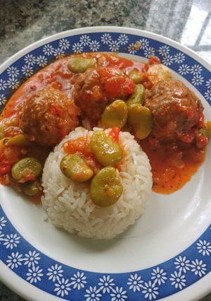 Una foto de Albóndigas con habas y arroz
