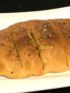 चीज गार्लिक ब्रेड (cheese garlic bread recipe in marathi) रेसिपी चे मुख्य फोटो 