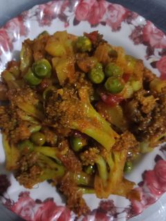 ब्रॉकली और मटर की सब्जी (Broccoli aur matar ki sabzi recipe in hindi) रेसिपी मुख्य फोटो