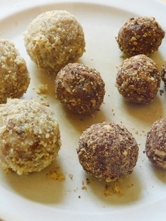 பேரீச்சம் பழம் லட்டு (Chocolate Coconut Date Balls) (Banana Coconut Date Balls recipe in tamil) செய்முறை முக்கிய புகைப்படம்