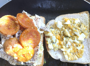 Una foto de Sánduche de pollo🍗, ensalada de huevo🍳y chorizo de cerdo🥯🍖🥙