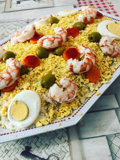 Una foto de Ensaladilla rusa con gambones