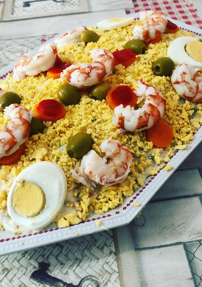 Una foto de Ensaladilla rusa con gambones