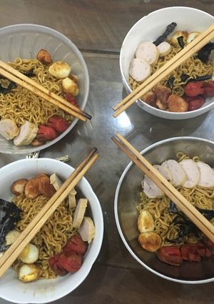 Hình của món Mỳ trộn rong biển xúc xích.