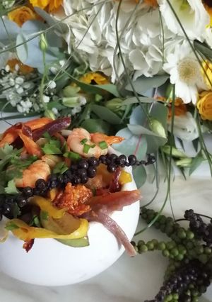 Une photo de Nouilles de riz noir crevettes. Young Black pepper