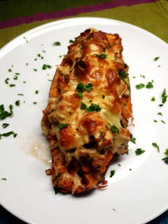 Gombás csirkével töltött édesburgonya recept fotója
