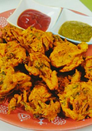 लच्छा प्याज़ पकौड़े (lacha pyaz pakoda recipe in Hindi) रेसिपी मुख्य फोटो