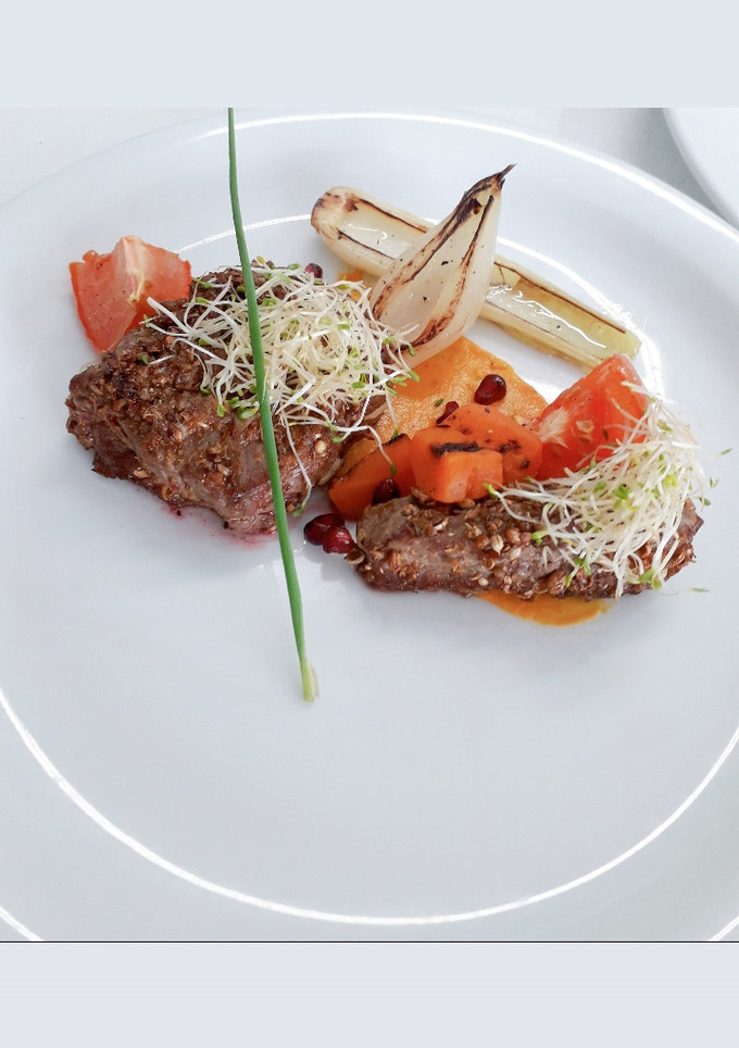 Una foto de Roast beef con vegetales asados