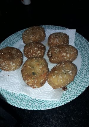 Una foto de Croquetas de arroz y pollo(restos de la heladera)