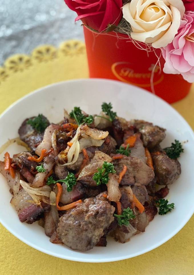 Куряча печінка з салом та овочами