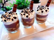 Una foto de postre en vasito de chocolate