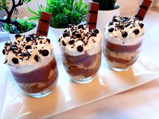 Postre de chocolate en vasitos