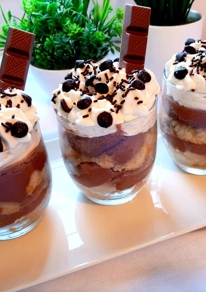Una foto de Postre de chocolate en vasitos
