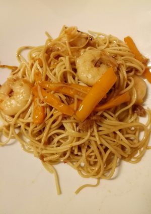 A picture of Prawn, veg and noodle stir fry.