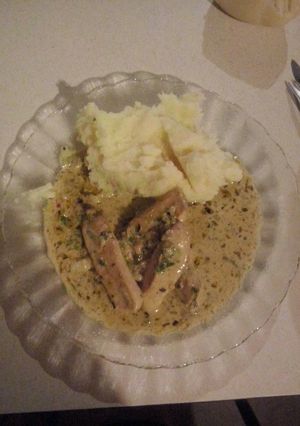 Una foto de Pollo con crema de verdeo y puré