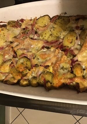 Une photo de Pommes de terre rattes au jambon cru tête de moine ail et persil