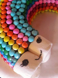Una foto de Pastel arcoíris muy sencillo