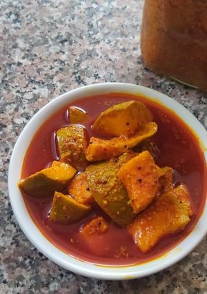 कैरीचे लोणचे (Kairiche Lonche Recipe In Marathi) रेसिपी चे मुख्य फोटो 