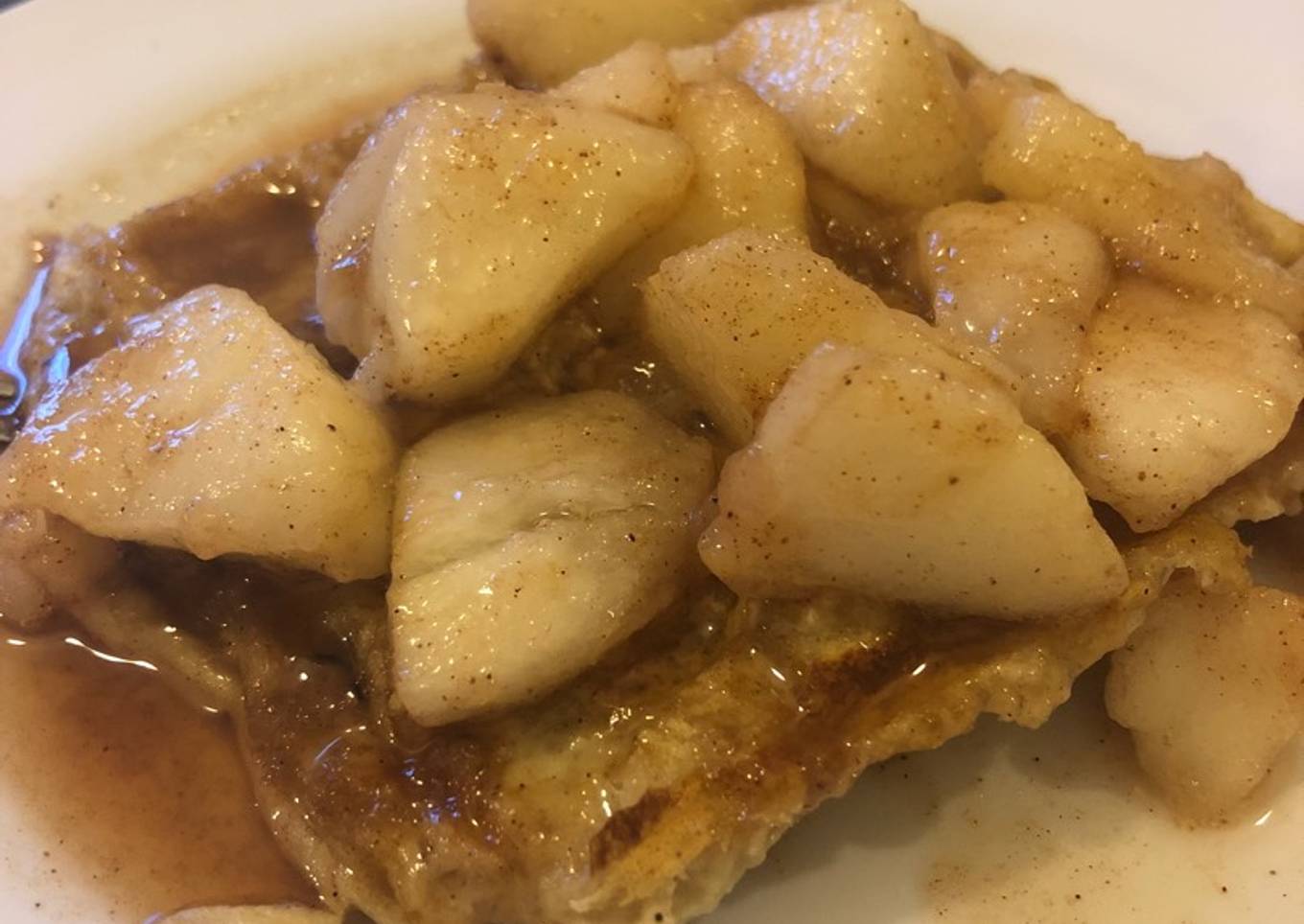 Waffle de avena sabor canela con peras quemadas al ron - merienda rápida, sana y muuuuy rica!