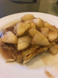 Una foto de Waffle de avena sabor canela con peras quemadas al ron - merienda rápida, sana y muuuuy rica!