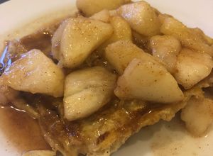 Una foto de Waffle de avena sabor canela con peras quemadas al ron - merienda rápida, sana y muuuuy rica!
